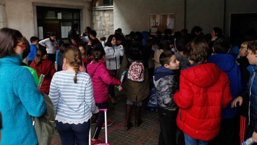 Alumnos del Gesta I, a la entrada a las clases por la tarde.