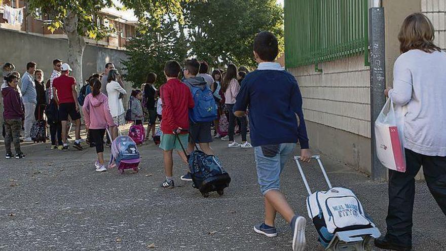 Numerosos niños, a punto de iniciar el nuevo curso.