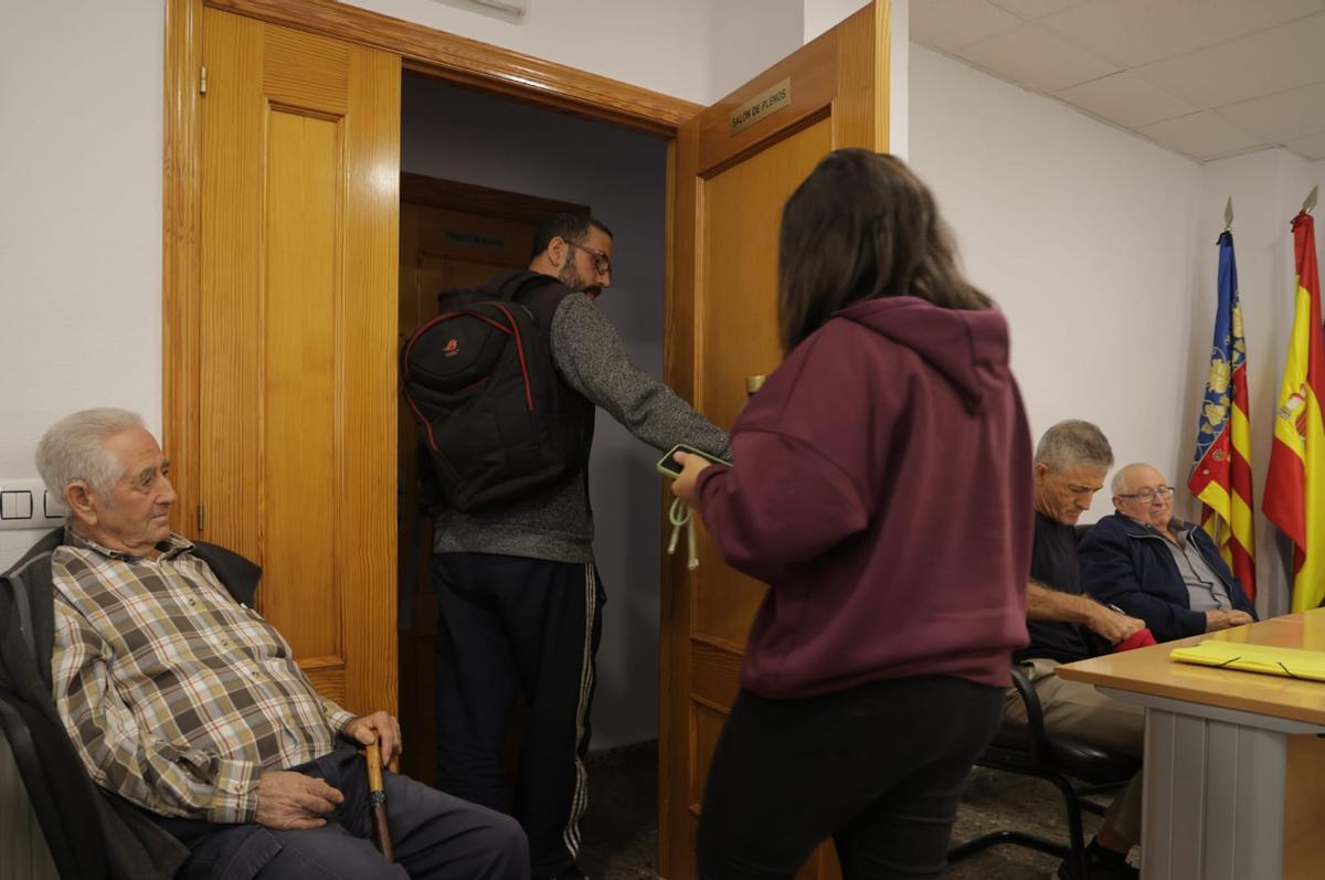 El exalcalde y la ocncejala del PP se marchan del pleno.