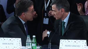 Archivo - El presidente del Gobierno, Pedro Sánchez, conversa con el secretario general de la OTAN, Mark Rutte, durante la cumbre de la Comunidad Política Europea, a 16 de mayo de 2025, en Tirana (Albania).