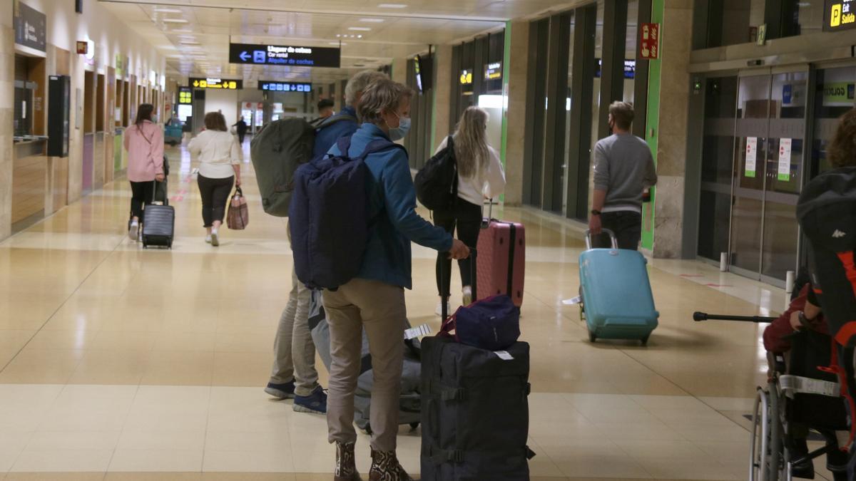 Pla mitjà d&#039;una dona esperant a la terminal a l&#039;aeroport de Girona Costa Brava aquest dissabte 29 de maig de 2021. (Horitzontal)