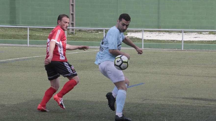 Una acción de un encuentro anterior del Beluso en el campo de As Laxes. // Santos Álvarez