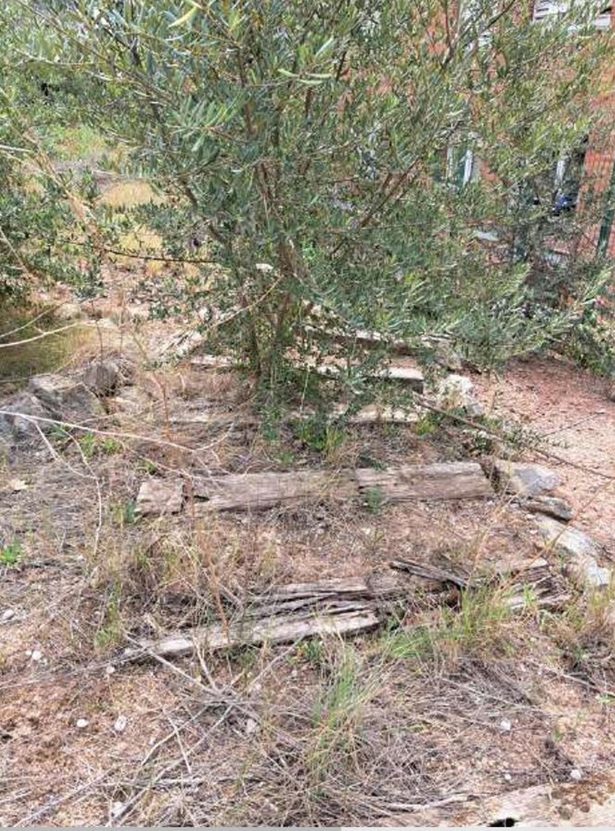 Trossos de fusta al pati interior, que és un polvorí si hi ha un incendi