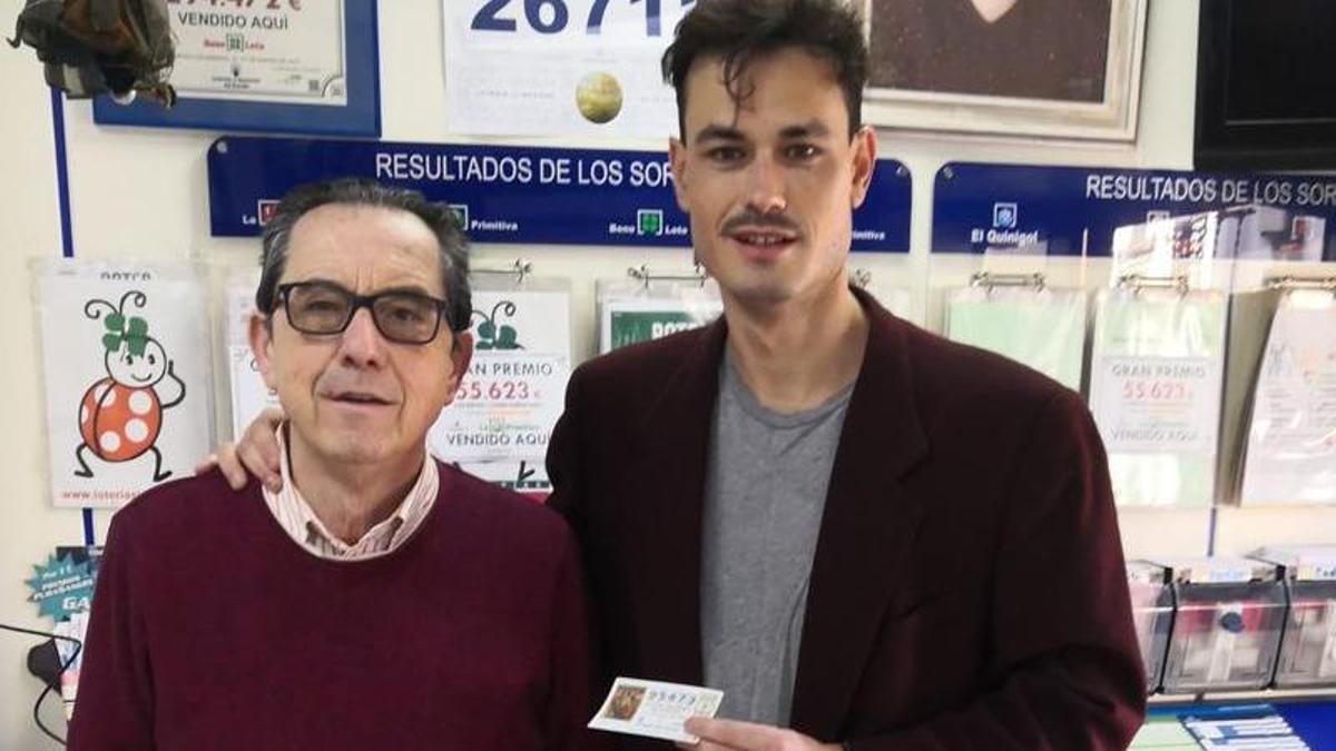 Pepe Hurtado y su hijo, JJ Breis, en la administración 'La Ilusión' de Ceutí, este viernes.