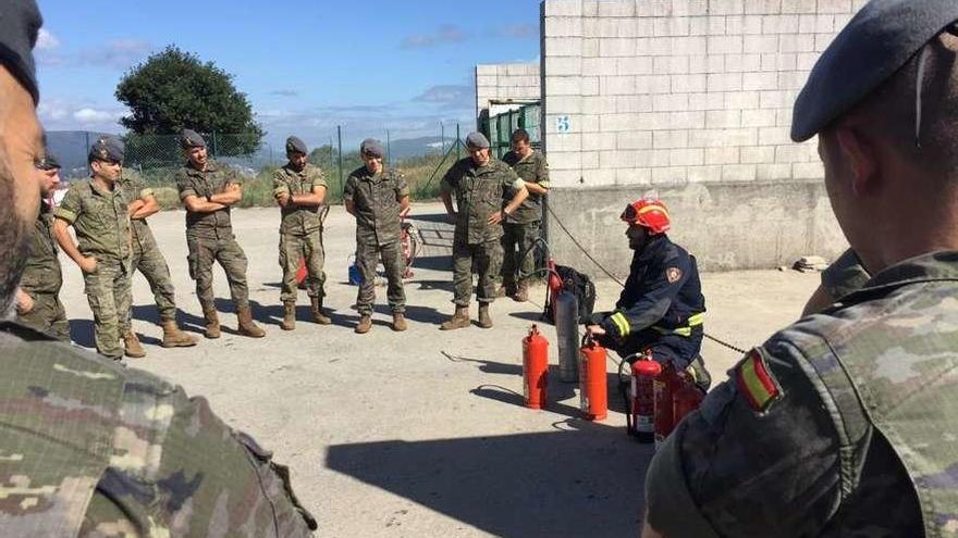 Un instante de esta jornada de formación entre los bomberos y la Brilat. // Futer