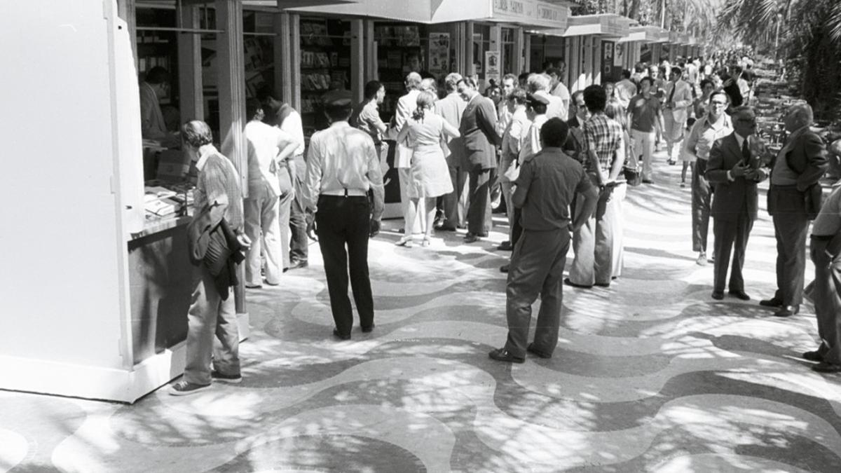 Hace 50 años en Alicante. Del 12 al 18 de mayo de 1975: La Explanada huele a libro
