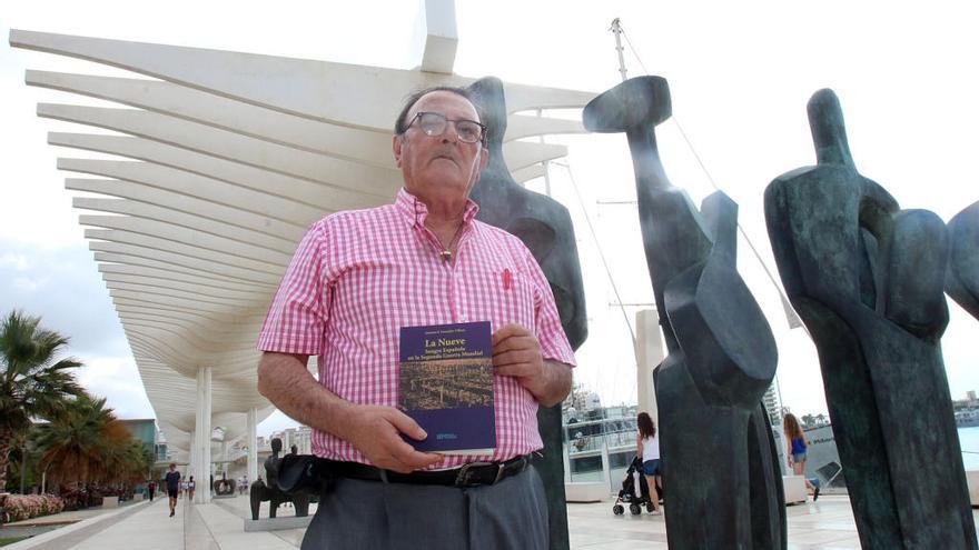 Antonio González, ayer con su libro en el Palmeral de las Sorpresas.