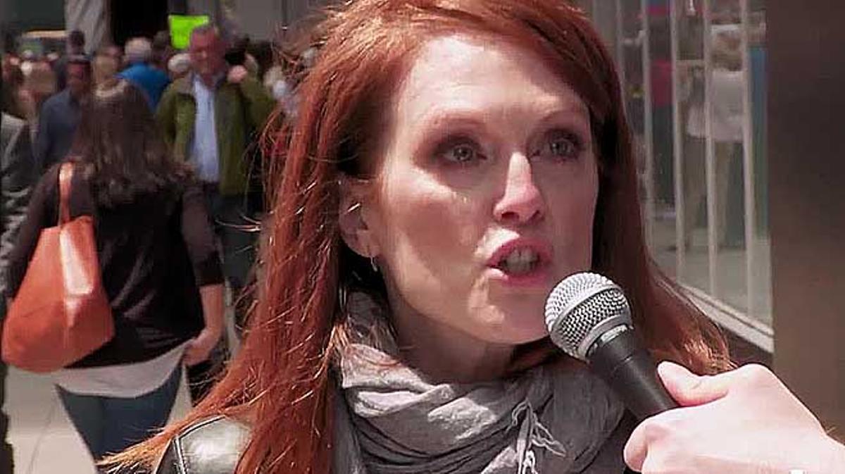 Julianne Moore actua als carrers de Nova York al programa ’Billy al carrer’.