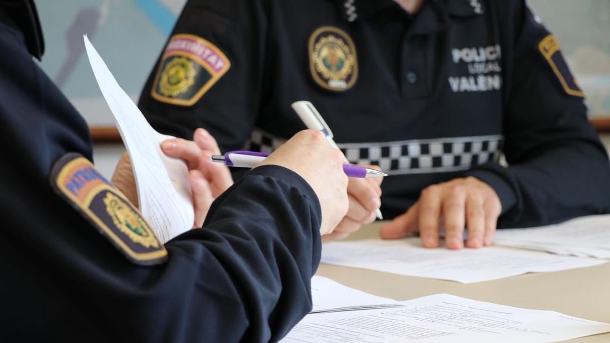 La oficina está  integrada en la Sección Administrativa Centralizada de la Policía Local