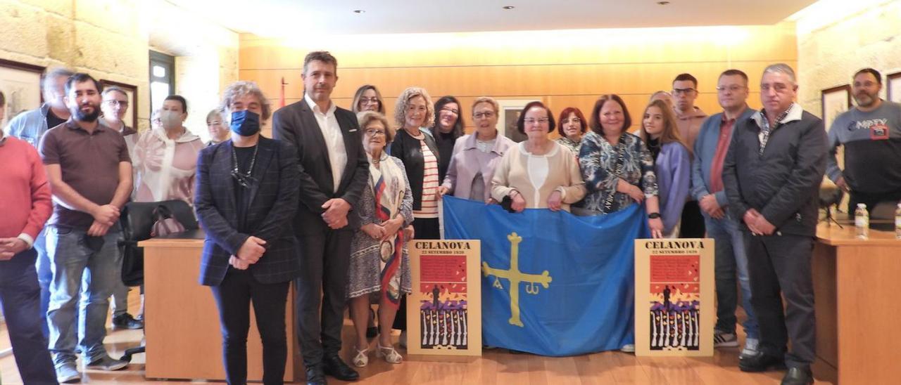 Acto homenaje en Celanova con los familiares de Abelardo y Marcelino (en el centro).   | // FERNANDO CASANOVA