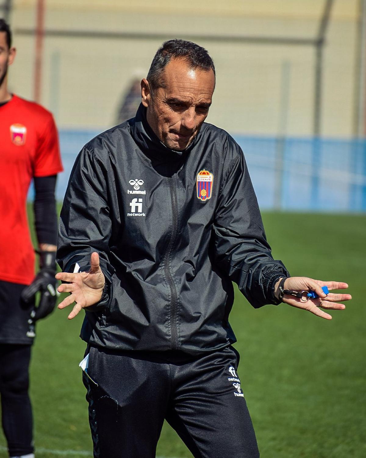 José Luis Oltra, durante una sesión de trabajo con el Eldense.
