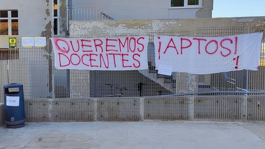 Pancartas de protesta en el centro de FP de Nauticopesquera a principios de curso.