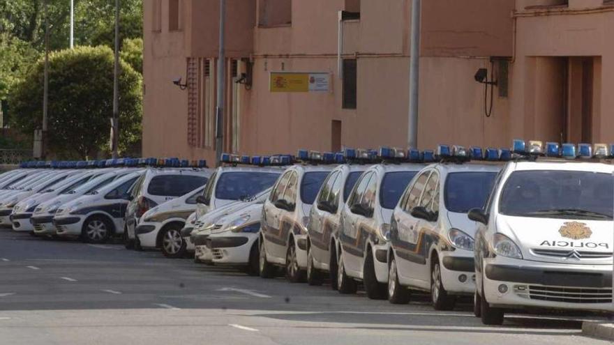 Patrullas del 091 aparcadas junto al cuartel de Lonzas. víctor echave