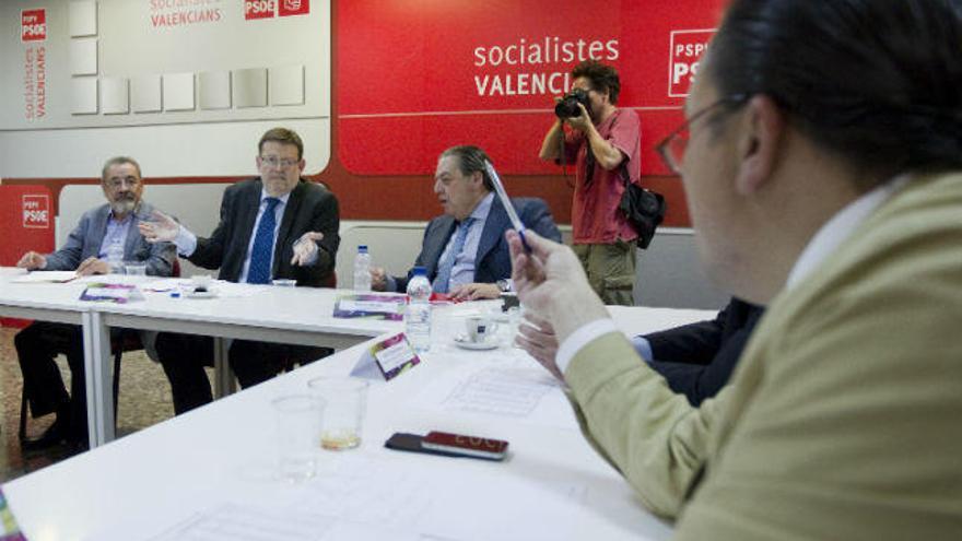 El socialista Ximo Puig junto a los empresarios durante el encuentro de ayer en Valencia