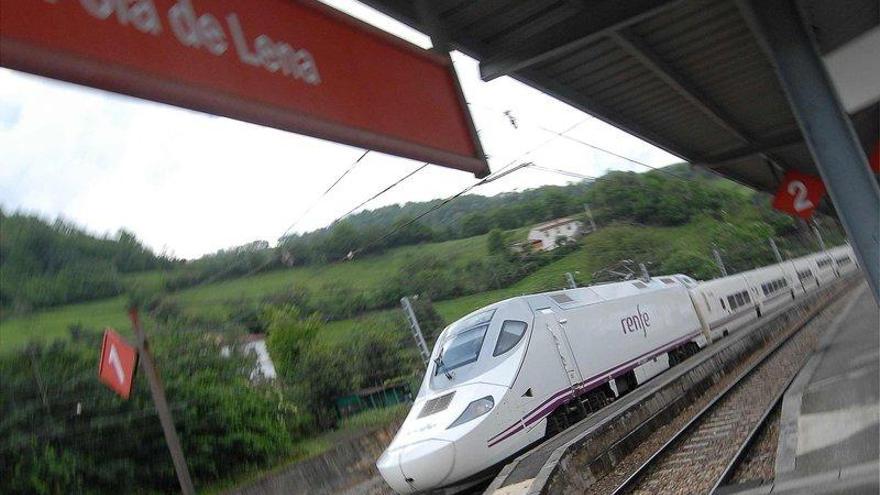 Un tren Alvia, circulando por la estación de cercanías de Pola de Lena.