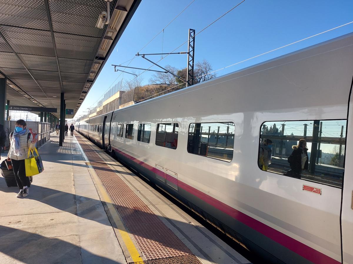 El tren d'alta velocitat, aturat a l'estació de Figueres, a punt de sortir cap a Lió.
