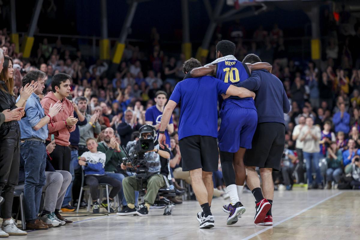 Los asistentes retiran a Chimezie Metu, lesionado en el tendón de Aquiles. en el partido ante el Bayern.