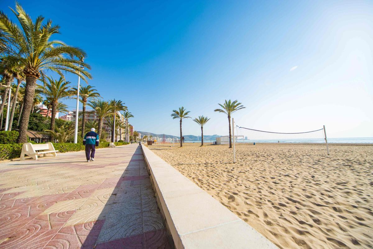 Una vista del paseo marítimo de Cullera, que el ayuntamiento se dispone a remodelar.