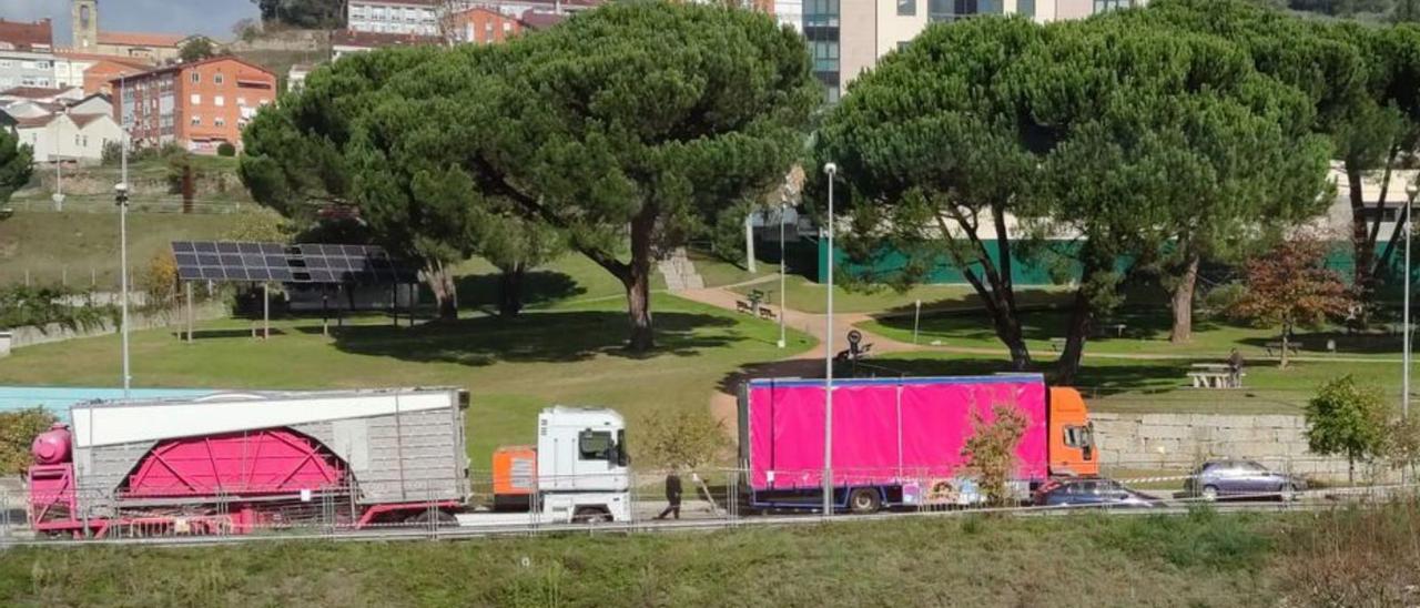 Las atracciones ya se instalaron, ayer, en la urbanización. | // F.C.