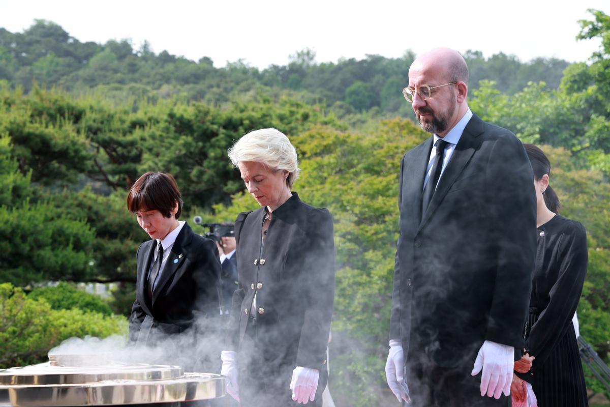 Von der Leyen y Michel visitan el Cementerio Nacional de Corea