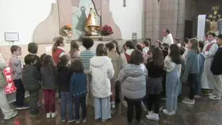 Ofrenda floral ante la Santina en la iglesia de Cangas de Onís