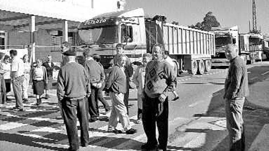 Vecinos de San Blas cruzaron ayer, durante una hora, el paso de peatones como medida de protesta. / D.P.