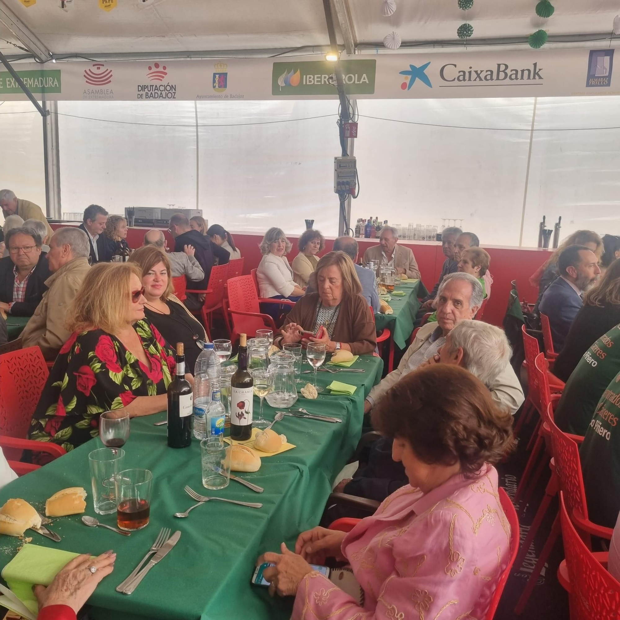 FOTOGALERÍA | Ambiente en las comidas en la caseta en homenaje al centenario de El Periódico Extremadura