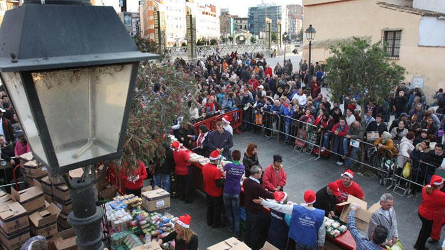 Los Ángeles de la Noche, repartiendo alimentos en la Navidad de 2014.