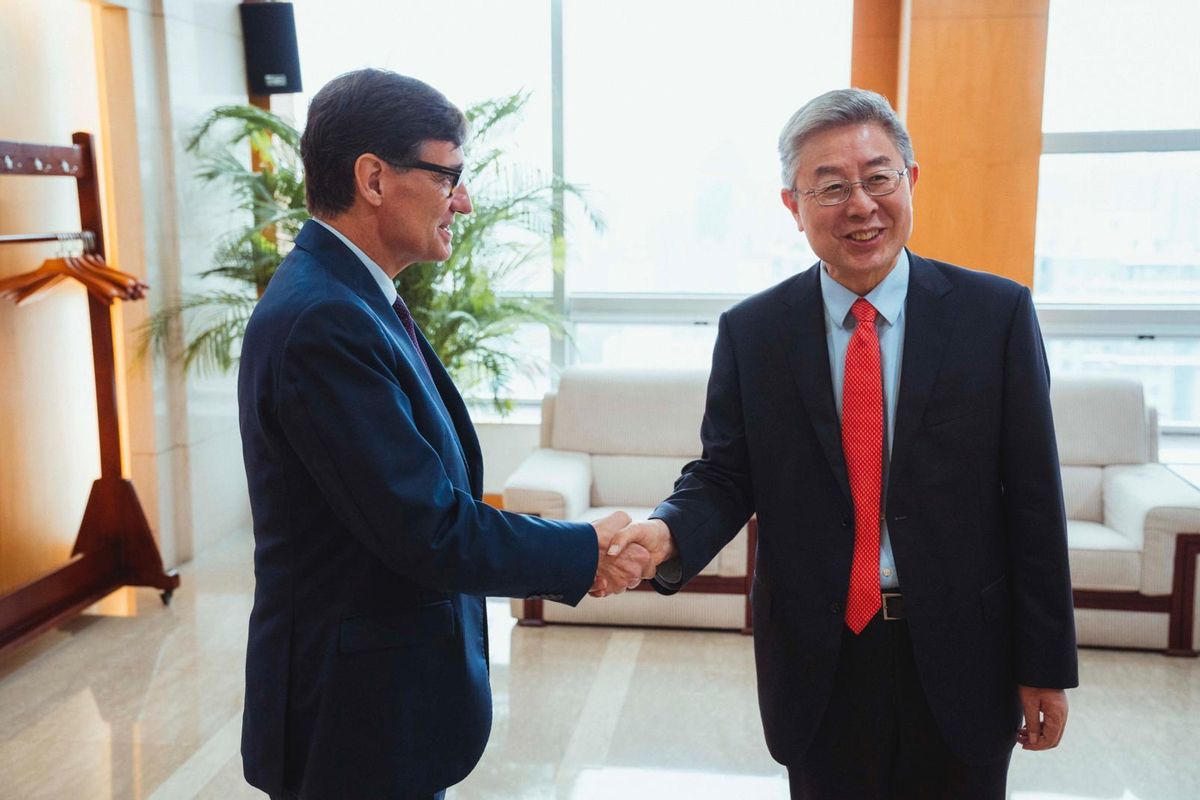 El president de la Generalitat, Salvador Illa, junto al viceministro del del Departamento Internacional del Comité Central del Partido Comunista, Ma Hui.