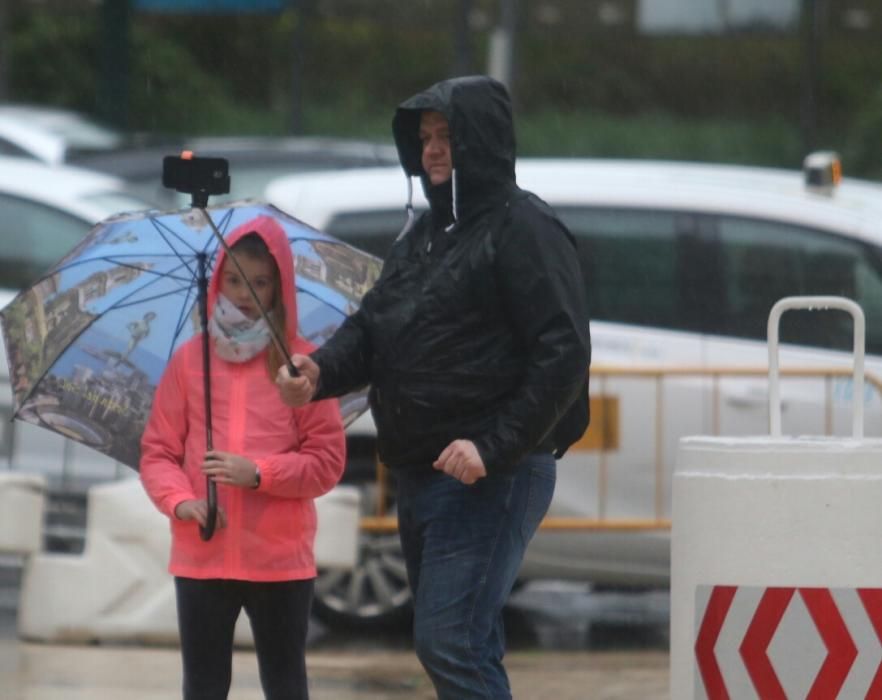 La borrasca Emma se sigue dejando sentir en Málaga durante la jornada del viernes. La alerta por fuertes precipitaciones sigue activa hasta las seis de la tarde.