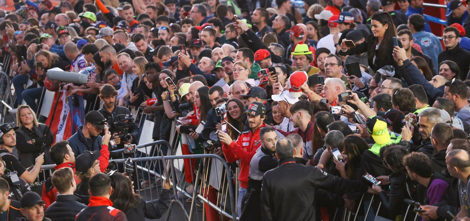 Más de 2.000 aficionados disfrutan del pitwalk con Marc Márquez y los pilotos de MotoGP