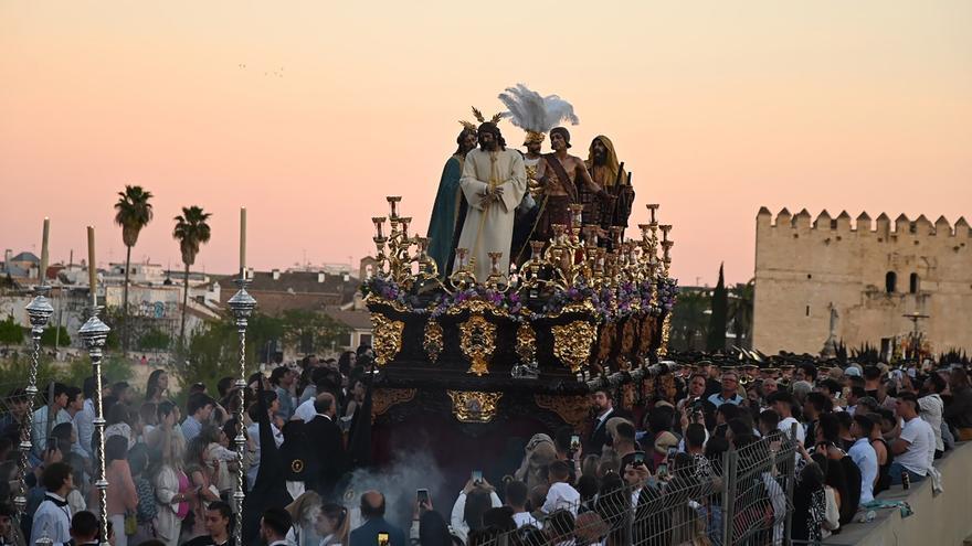 La Hermandad del Amor cruza el río Guadalquivir y procesiona a la Catedral