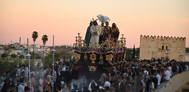 La Hermandad del Amor cruza el río Guadalquivir y procesiona a la Catedral