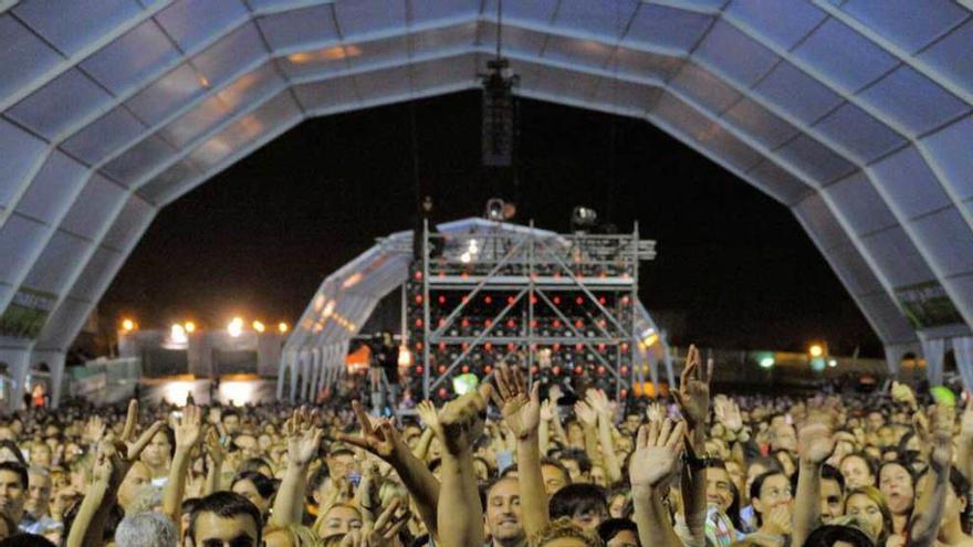 Público en uno de los conciertos en la carpa de La Ería.