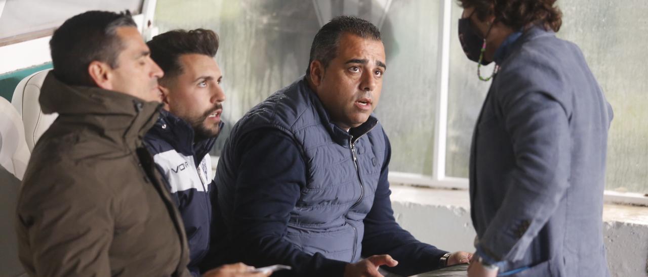 Germán Crespo charla con Raúl Cámara y Juanito en la previa de un encuentro, la pasada temporada.