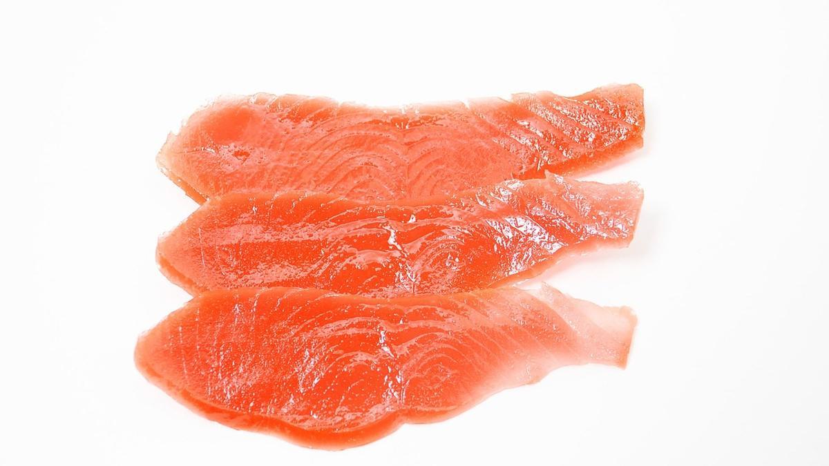Alertas alimentaria: listeria y salmonella en varias marcas de salmón y carpaccio.