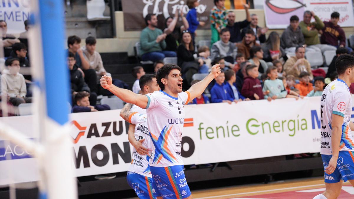 Tomás Pescio celebra su gol durante el partido frente al Ribera Navarra