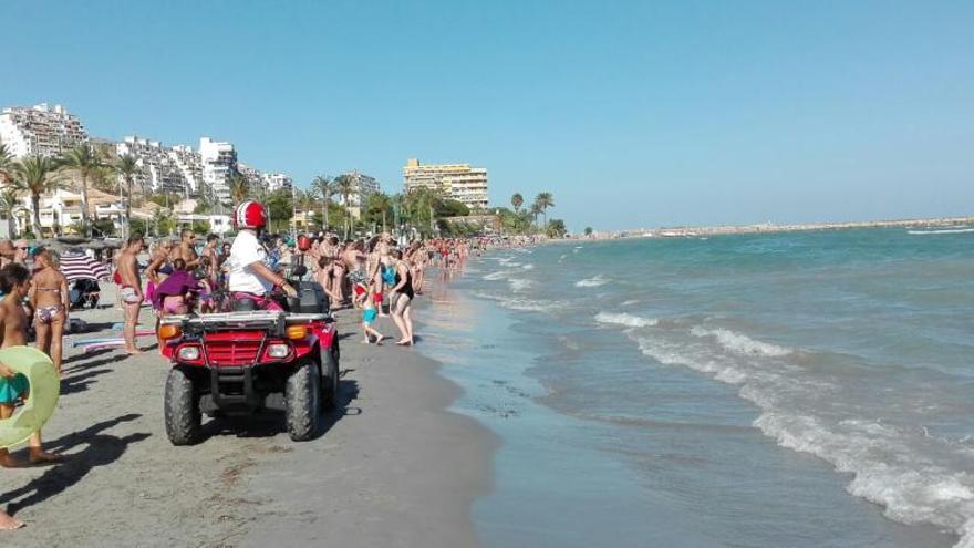 Los bañistas fuera del agua.