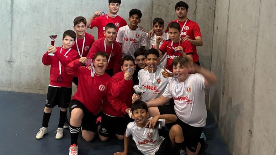 Jugadores del ED Lalín FS con los premios conseguidos.