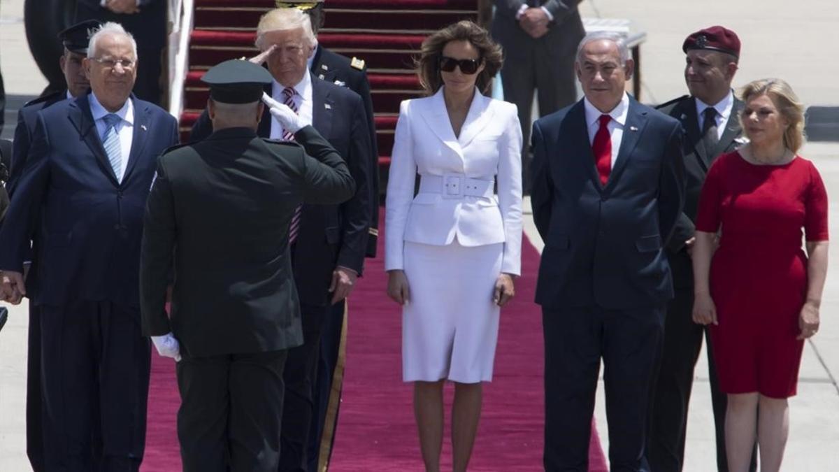 El presidente estadounidense, Donald Trump, y su mujer, Melania, son recibidos por el presidente israelí, Benjamin Netanyahu, y su esposa.