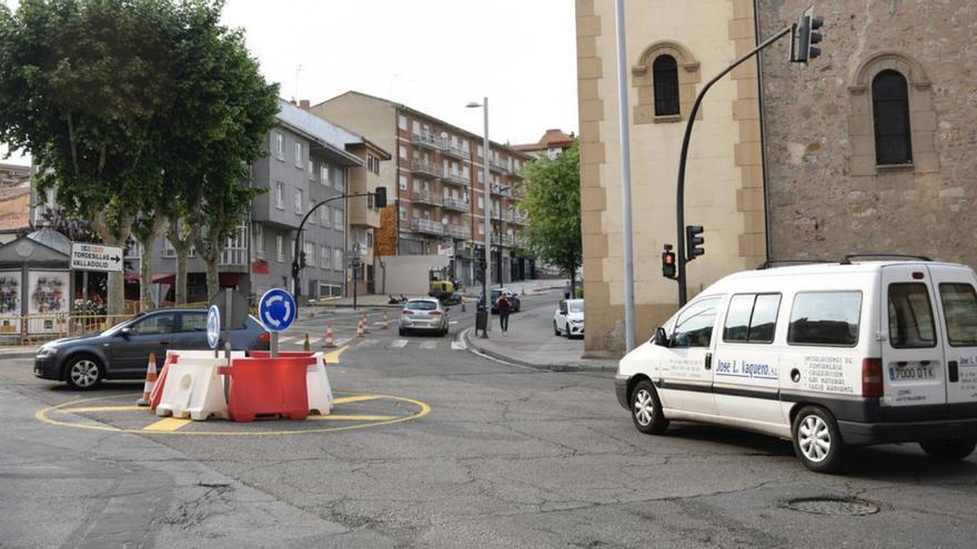 La nueva rotonda junto a la iglesia de San Lázaro ya está en funcionamiento