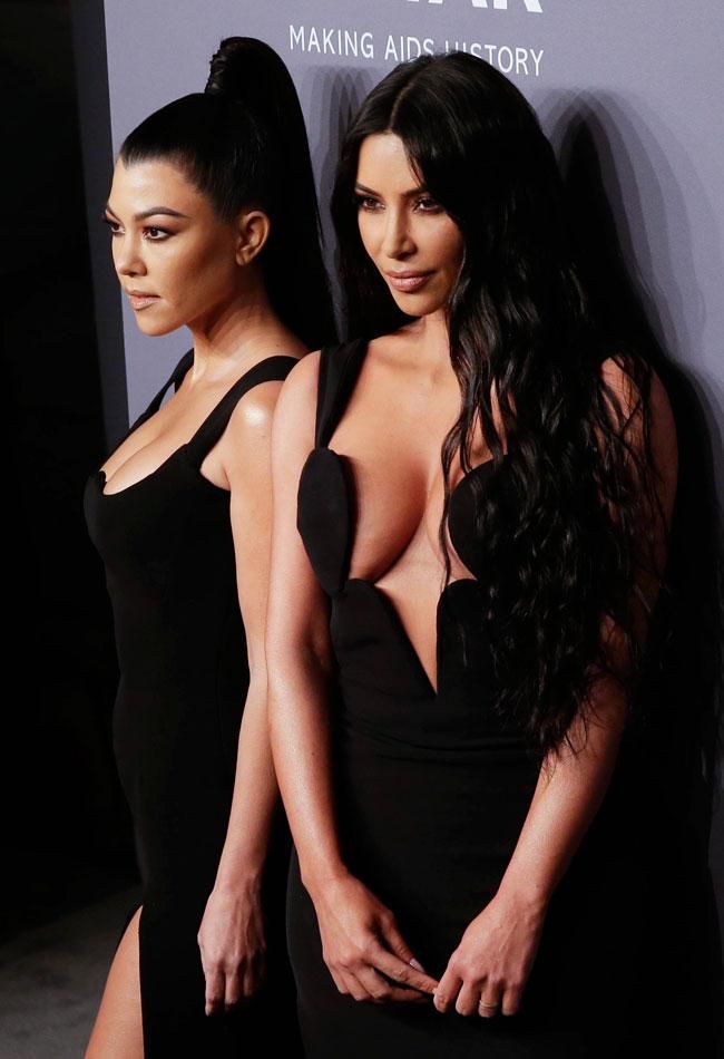 Kim y Kourtney Kardashian en la amfAR