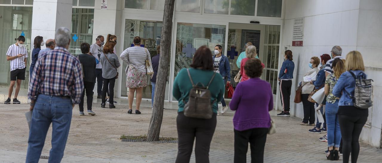 Colas a las puertas del centro de salud de Altabix, en una imagen de archivo