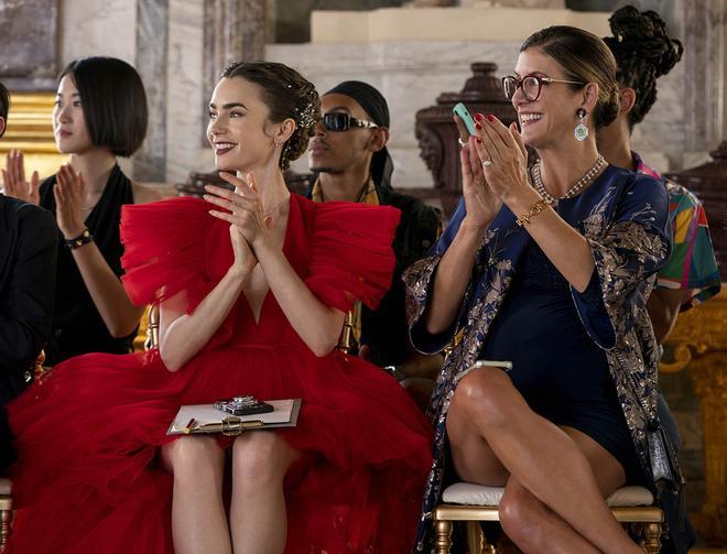 Lily Collins, con un impresionante vestido rojo de gala, en una escena de 'Emily in Paris', 2ª temporada