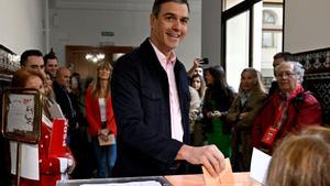 El presidente del Gobierno, Pedro Sánchez, este domingo, deposita su voto en un colegio electoral de Moncloa. 