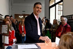 El presidente del Gobierno, Pedro Sánchez, este domingo, deposita su voto en un colegio electoral de Moncloa. 