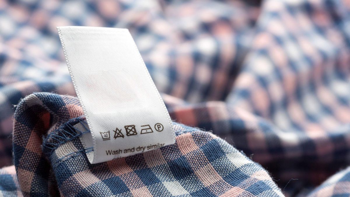 Un reconocida marca de ropa ya muestra sus etiquetas también en catalán