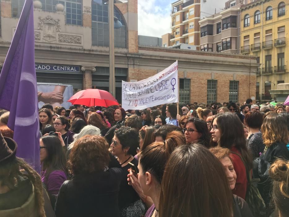 Cientos de personas reivindican en Alicante la igualdad entre hombres y mujeres