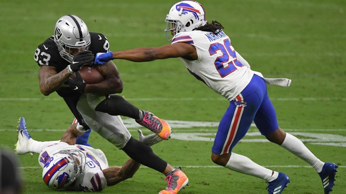 El corneback Josh Norman # 29 de los Buffalo Bills golpea el balón lejos del ala cerrada Darren Waller # 83 de los Raiders de Las Vegas mientras el safety Jordan Poyer # 21 de los Bills defiende durante la segunda mitad del juego de la NFL en el Alle