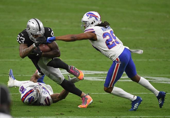 El corneback Josh Norman # 29 de los Buffalo Bills golpea el balón lejos del ala cerrada Darren Waller # 83 de los Raiders de Las Vegas mientras el safety Jordan Poyer # 21 de los Bills defiende durante la segunda mitad del juego de la NFL en el Alle